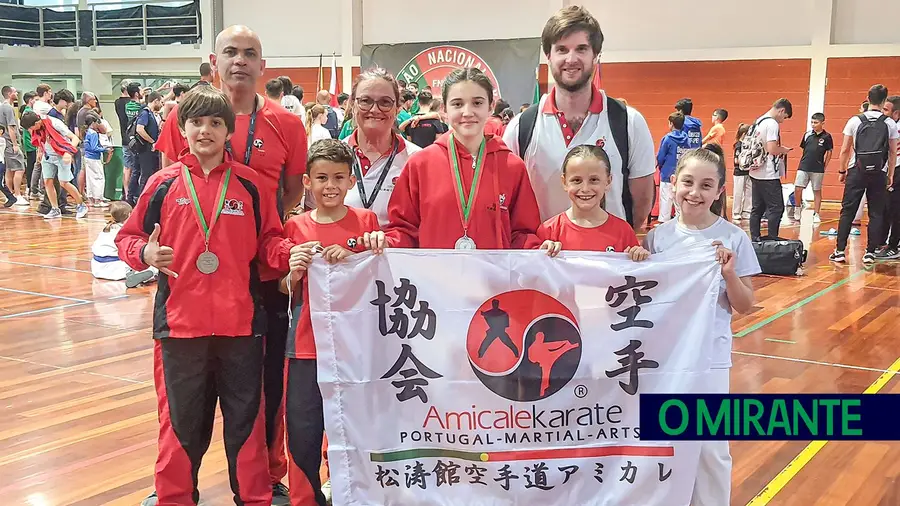 Associação Amicale Karaté com atletas vice-campeões regionais Associação Amicale Karaté com atletas vice-campeões regionais