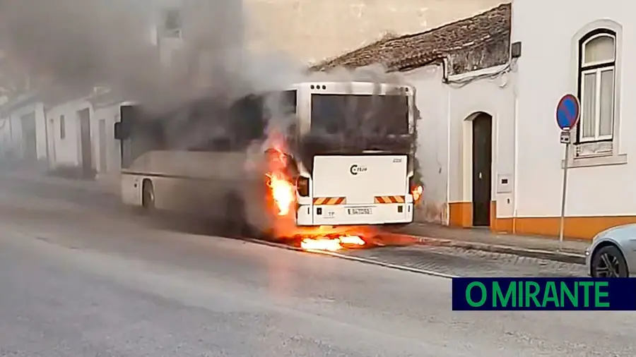 Autocarro arde no Cartaxo após fim do serviço Autocarro arde no Cartaxo após fim do serviço