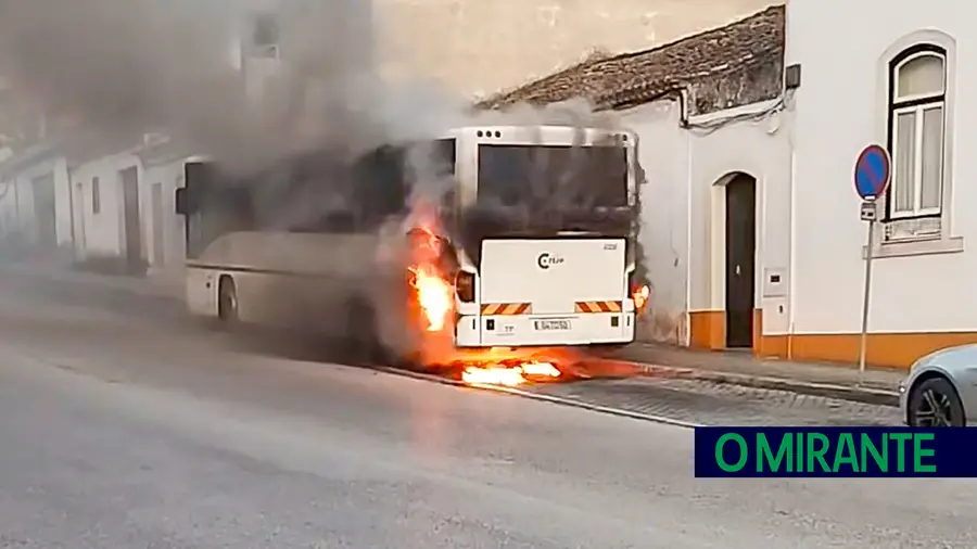 Autocarro arde no Cartaxo após fim do serviço