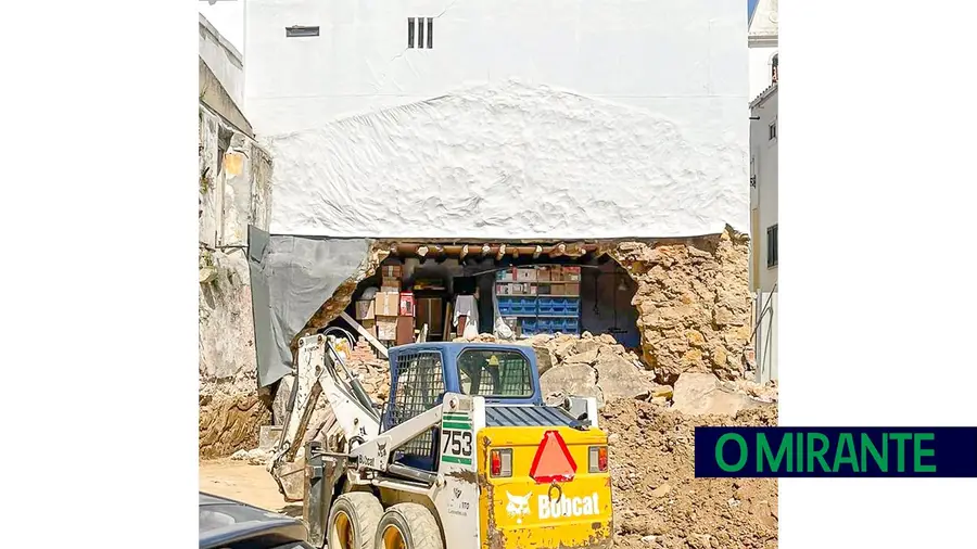 Derrocada devido a obra municipal deixa moradores desalojados em Torres Novas