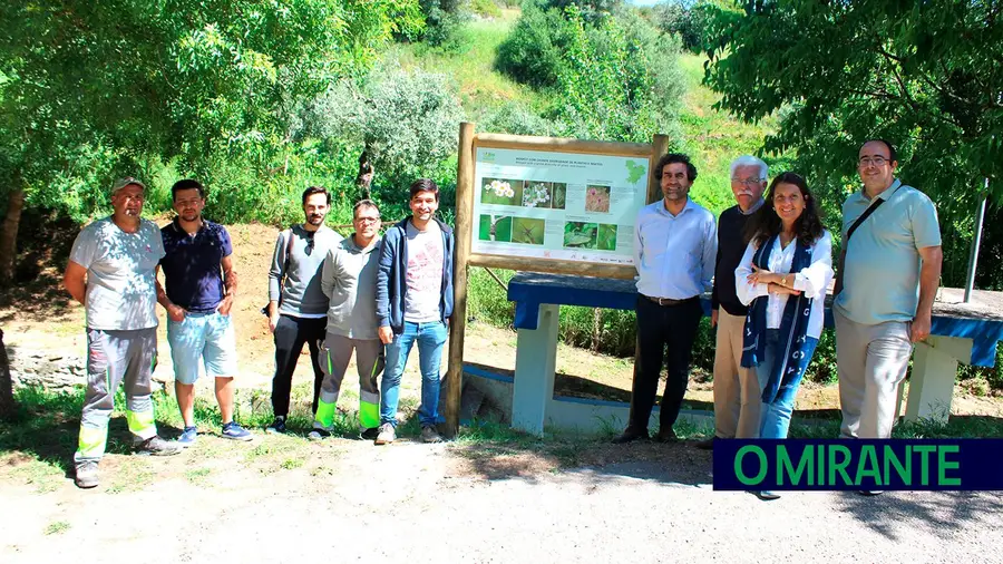 Nuno Russo, vereador da Proteção Ambiental, e Raúl Violante, presidente da Junta de Freguesia de Pernes, ajudaram a plantar árvores no troço do rio Centeio em Póvoa das Mós. FOTO – CM Santarém