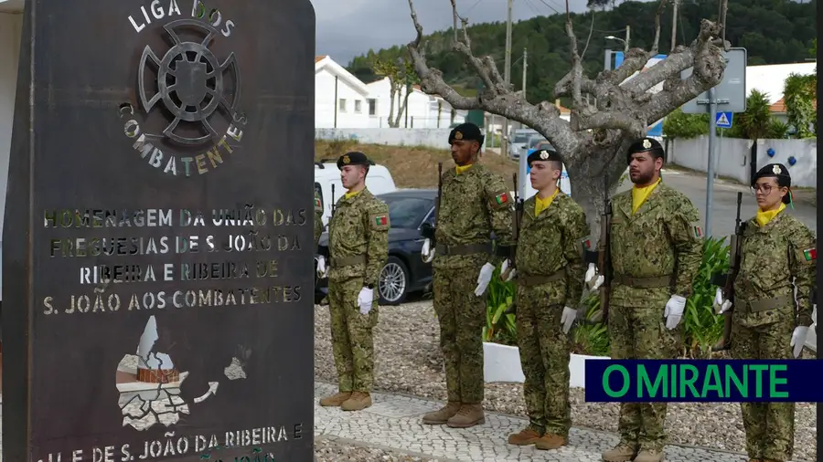 Monumento aos antigos combatentes em São João da Ribeira