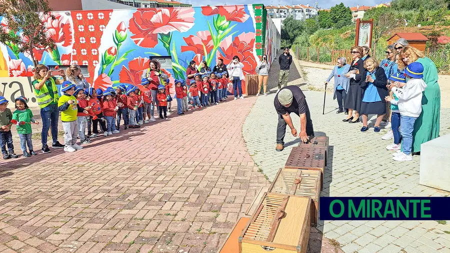 Forte da Casa com mural alusivo aos 50 anos do 25 de Abril