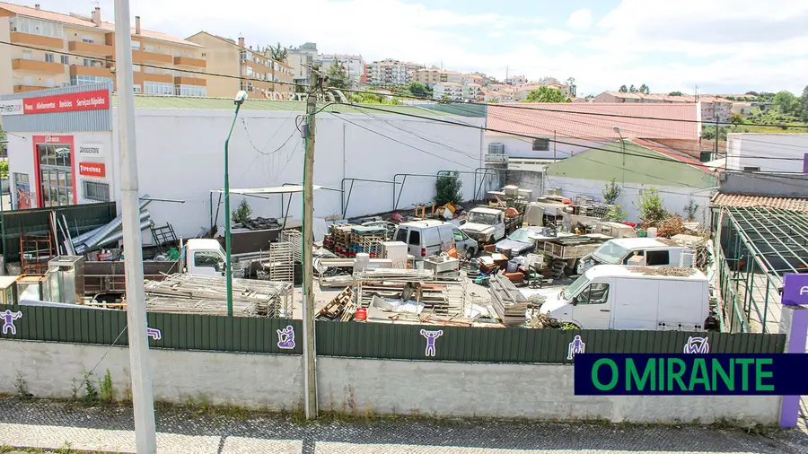 Prédios em Abrantes com vista para uma lixeira de ferro velho