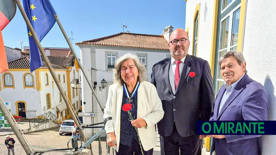“É preciso pegar novamente nos cravos, canções e poemas, e gritar pela liberdade” “É preciso pegar novamente nos cravos, canções e poemas, e gritar pela liberdade”