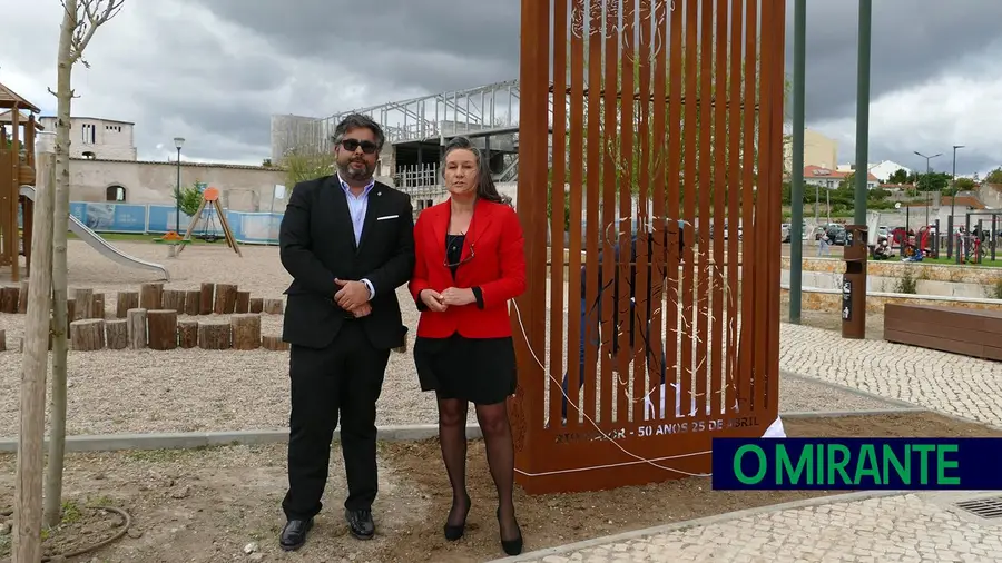 Monumento ao 25 de Abril inaugurado em Rio Maior Monumento ao 25 de Abril inaugurado em Rio Maior