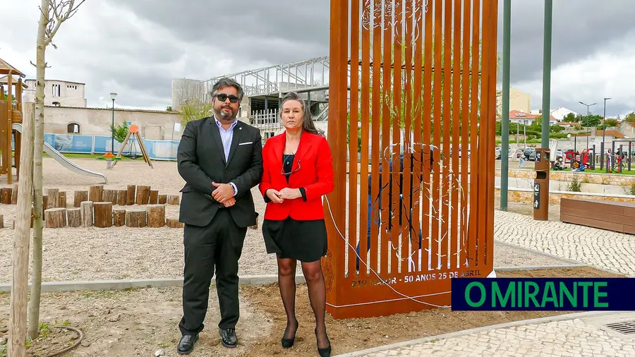 Monumento ao 25 de Abril inaugurado em Rio Maior