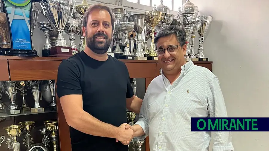 O novo presidente da Académica de Santarém, Gilberto Leandro (à direita), sucede a Carlos Esteves na liderança do clube. FOTO - Facebook Associação Académica de Santarém O novo presidente da Académica de Santarém, Gilberto Leandro (à direita), sucede a Carlos Esteves na liderança do clube. FOTO - Facebook Associação Académica de Santarém