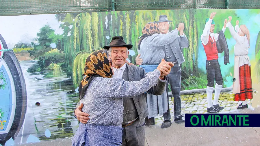 O carpinteiro e a costureira representados no mural em Azambuja O carpinteiro e a costureira representados no mural em Azambuja