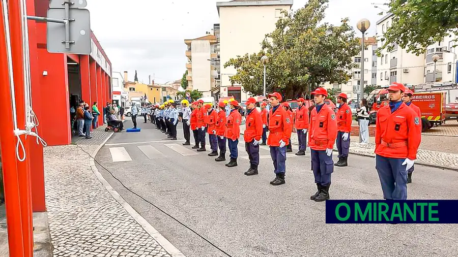 Bombeiros de Castanheira do Ribatejo com recados para o Estado, município e empresas em dia de aniversário