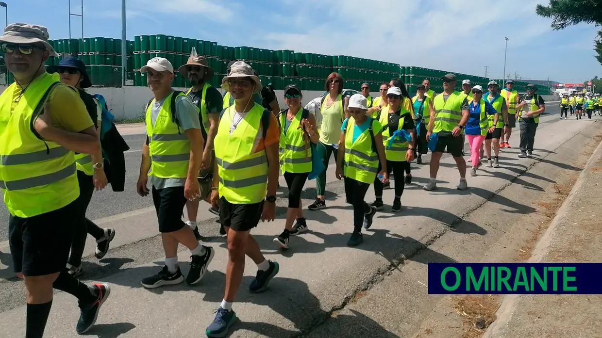 Peregrinos a caminho de Fátima pelas estradas da região