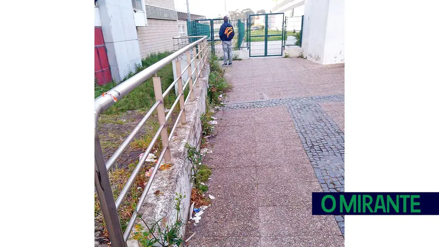 Cenário degradante na estação ferroviária da Póvoa de Santa Iria