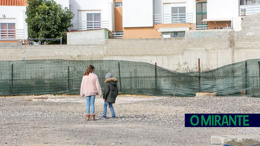 Obra inacabada em Vila Nova da Rainha é perigo iminente para as crianças Obra inacabada em Vila Nova da Rainha é perigo iminente para as crianças