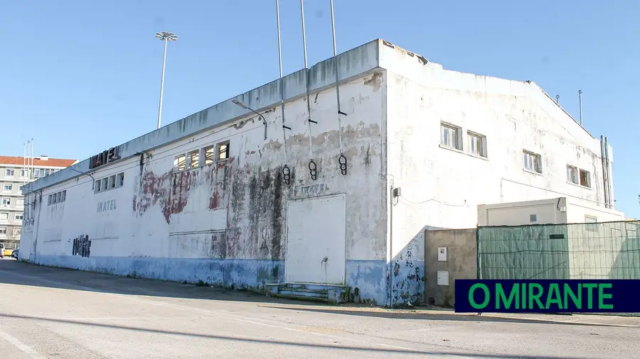Em tribunal luta pela posse do degradado pavilhão do Inatel em Santarém Em tribunal luta pela posse do degradado pavilhão do Inatel em Santarém