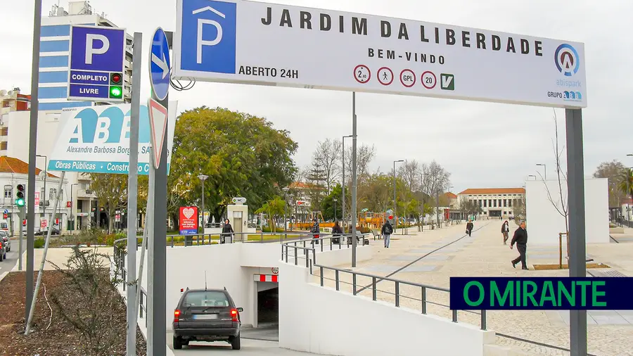 Concessionária do estacionamento tarifado em Santarém nunca pagou rendas à câmara