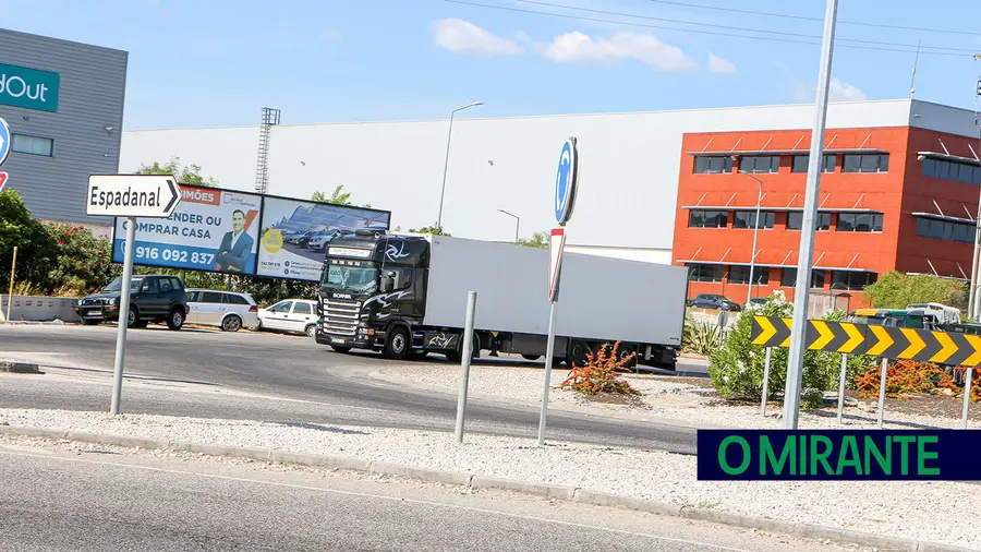 Continua por resolver estacionamento de pesados nas bermas da EN3 em Azambuja Continua por resolver estacionamento de pesados nas bermas da EN3 em Azambuja