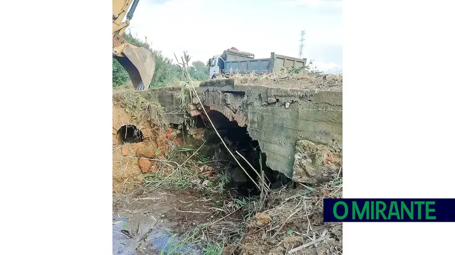 Arrancou construção de ponte no ribeiro de Valada em Riachos Arrancou construção de ponte no ribeiro de Valada em Riachos