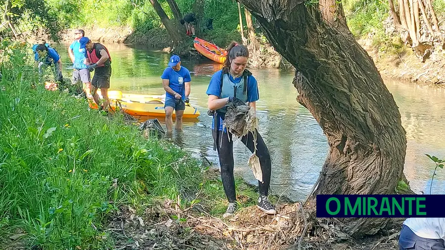 Voluntários limpam o rio Almonda em Torres Novas