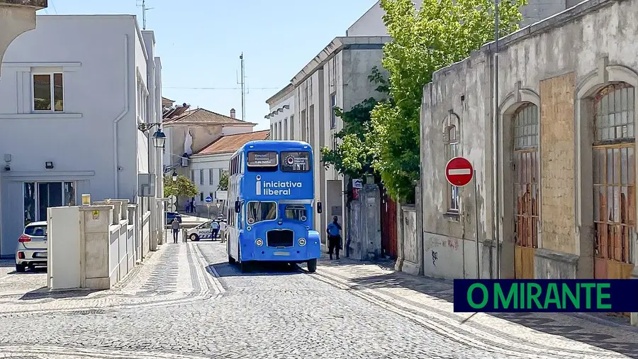 Iniciativa Liberal às aranhas no centro de Santarém