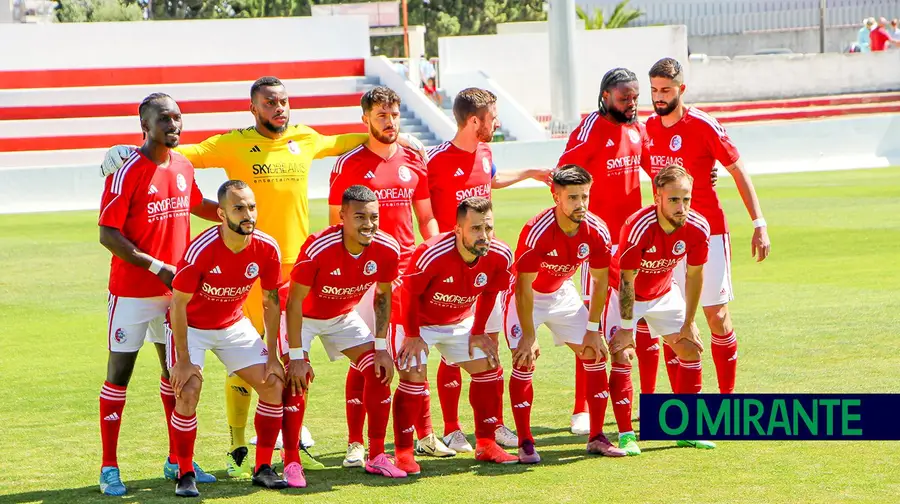 Vitória de Setúbal sem licença para a Liga 3 abre portas da subida à União de Santarém Vitória de Setúbal sem licença para a Liga 3 abre portas da subida à União de Santarém
