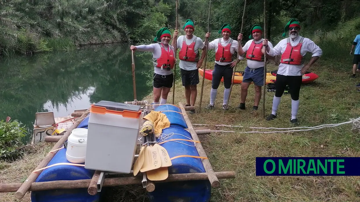 Jangadas improvisadas desceram o Nabão em clima de boa-disposição