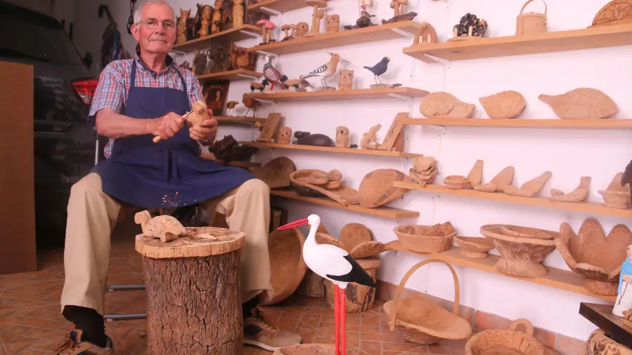 Arlindo Pirralho molda com amor figuras em Cortiça Arlindo Pirralho molda com amor figuras em Cortiça