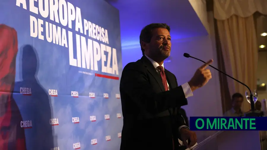 André Ventura meteu apoiantes em Torres Novas a gritar "nem mais um" imigrante André Ventura meteu apoiantes em Torres Novas a gritar "nem mais um" imigrante