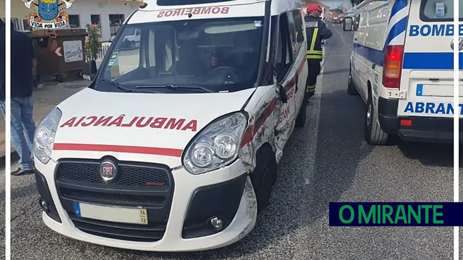 Dois bombeiros feridos em acidente com ambulância no Tramagal Dois bombeiros feridos em acidente com ambulância no Tramagal