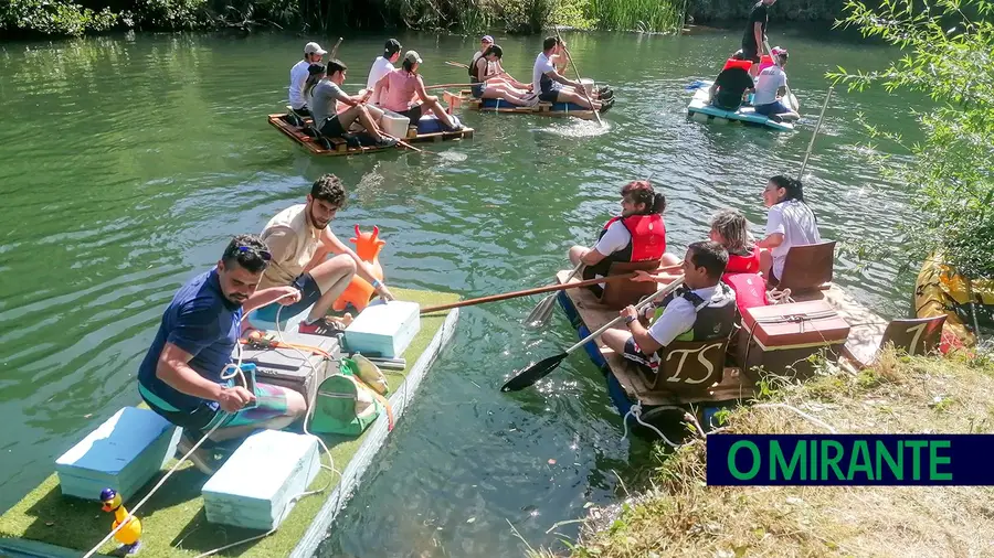 Descer o Nabão numa jangada improvisada enquanto se recolhe lixo do rio