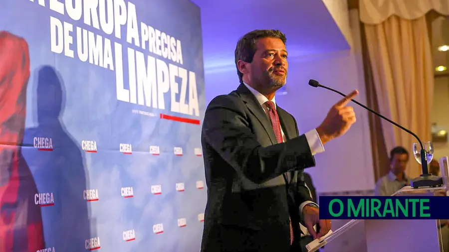 André Ventura meteu apoiantes em Torres Novas a gritar “nem mais um” imigrante André Ventura meteu apoiantes em Torres Novas a gritar “nem mais um” imigrante