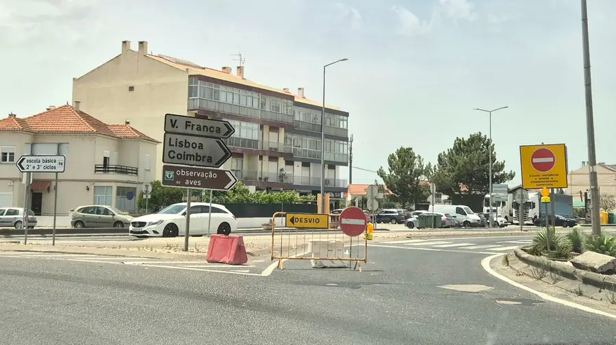 Troço da EN10 no Porto Alto com trânsito desviado até Agosto Troço da EN10 no Porto Alto com trânsito desviado até Agosto