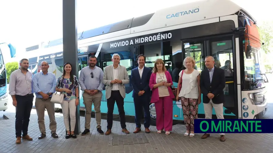 Autocarro movido a hidrogénio assegura carreiras regulares em Ourém