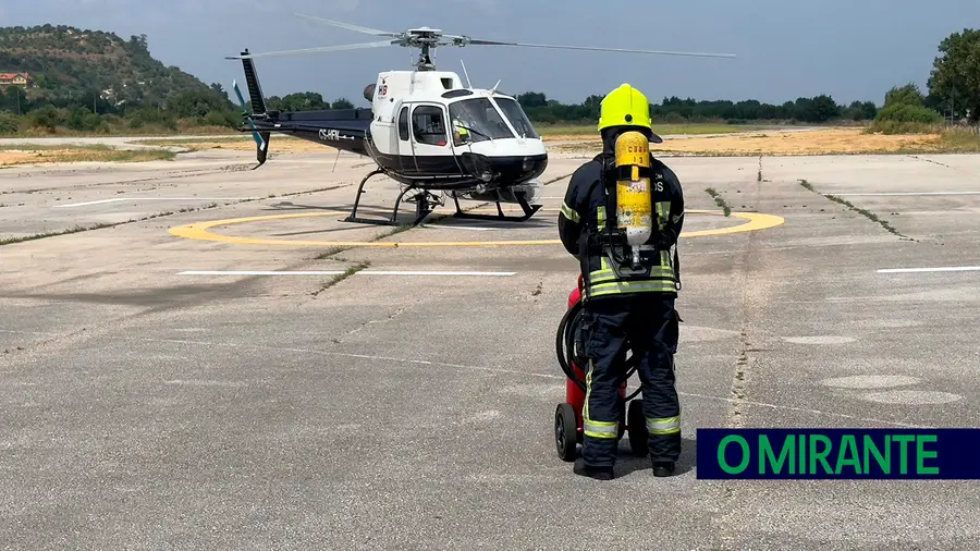 Centro de Meios Aéreos de Santarém com helicóptero de combate a incêndios