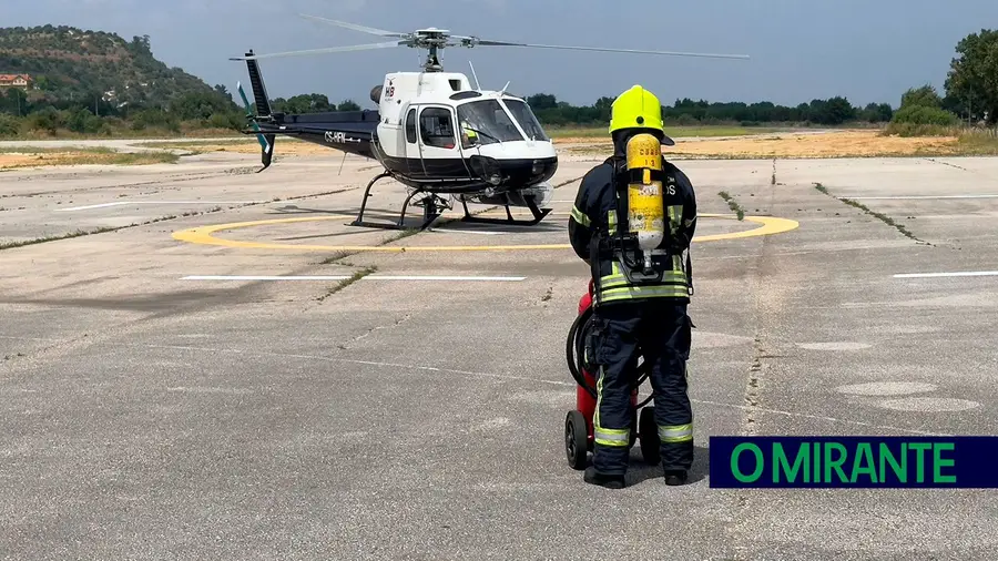 Centro de Meios Aéreos de Santarém com helicóptero de combate a incêndios Centro de Meios Aéreos de Santarém com helicóptero de combate a incêndios