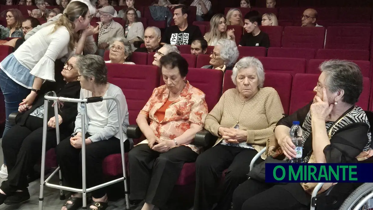 Espectáculo de ballet no palco do Centro Social e Paroquial de Azambuja