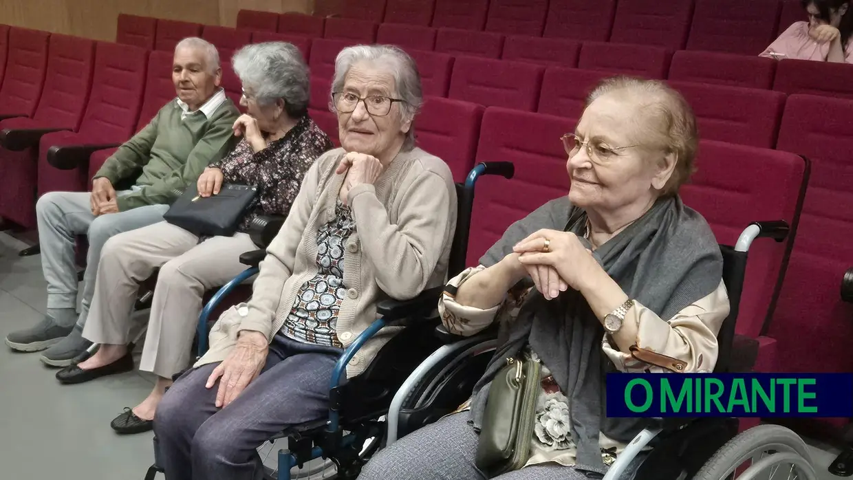 Espectáculo de ballet no palco do Centro Social e Paroquial de Azambuja