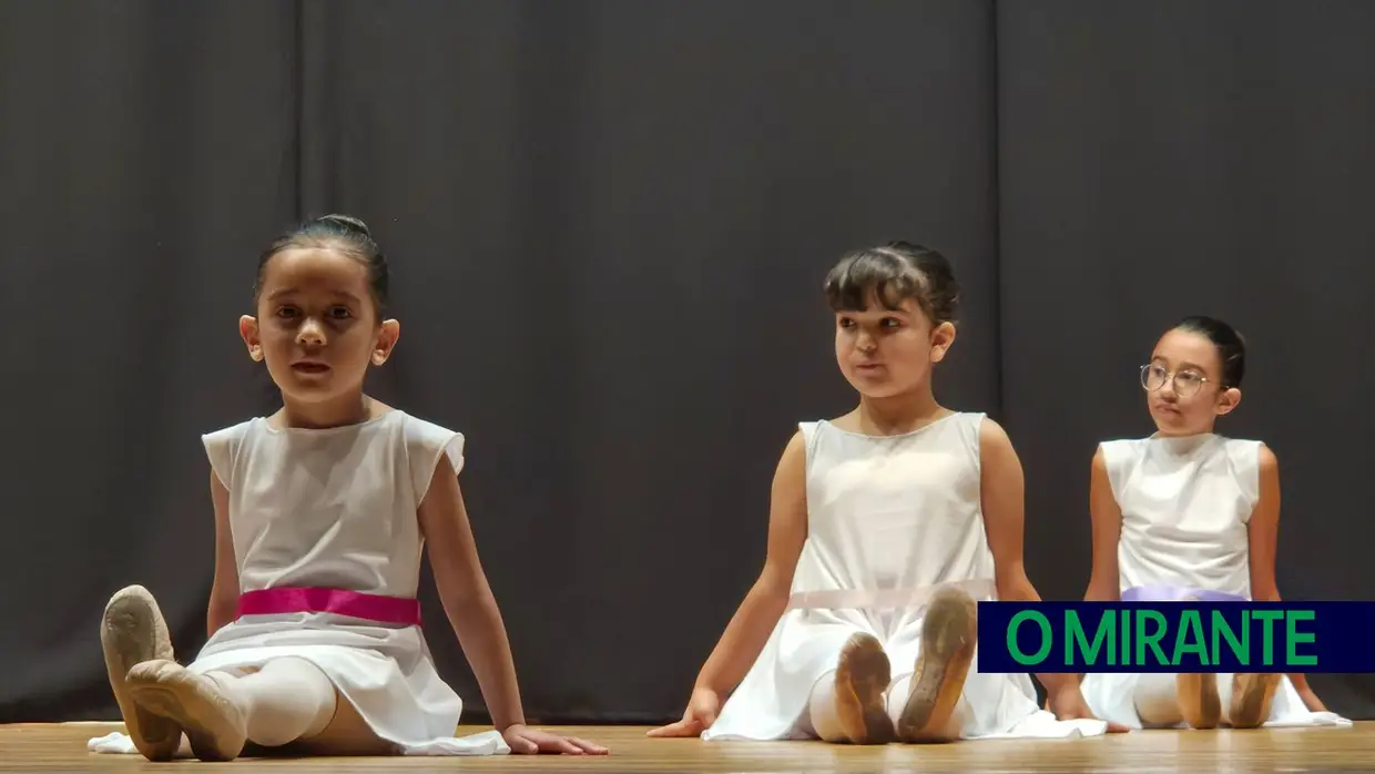 Espectáculo de ballet no palco do Centro Social e Paroquial de Azambuja