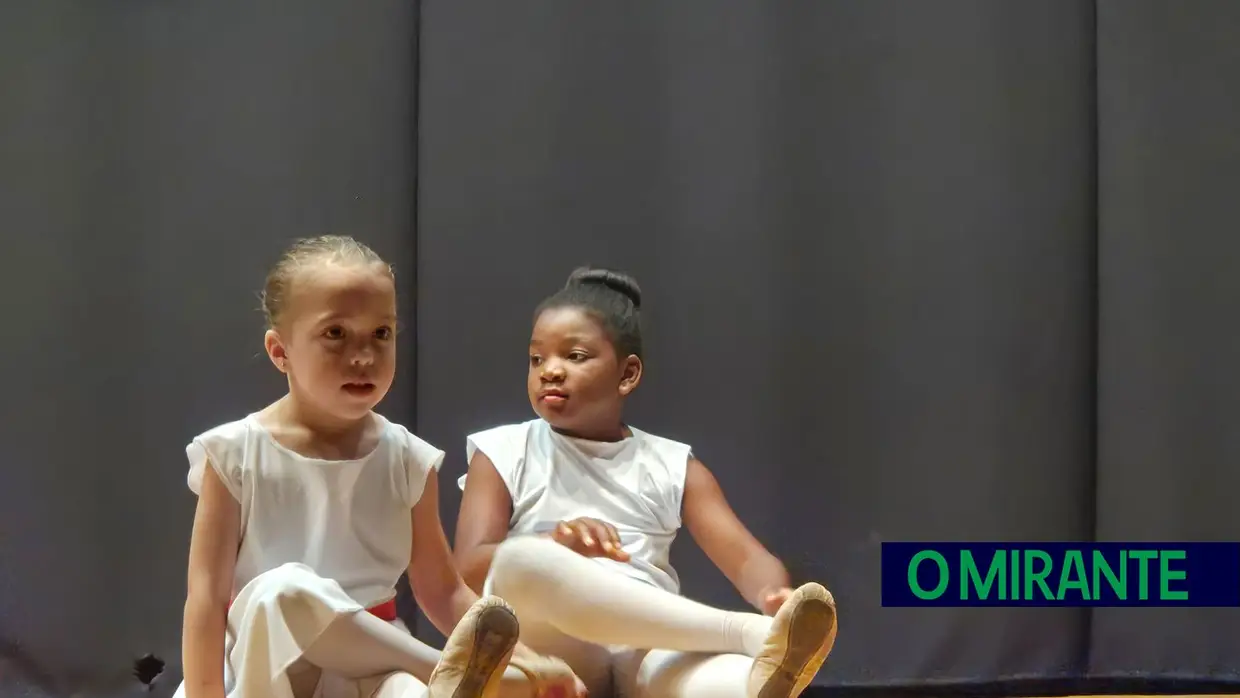 Espectáculo de ballet no palco do Centro Social e Paroquial de Azambuja