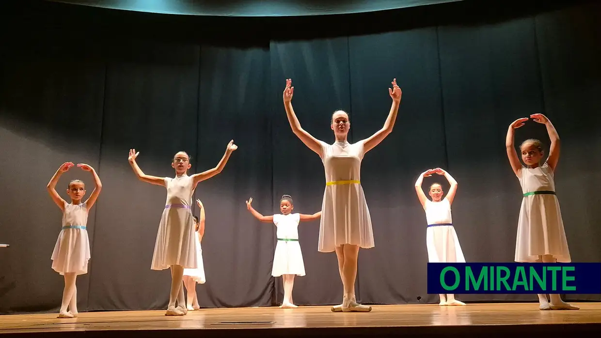 Espectáculo de ballet no palco do Centro Social e Paroquial de Azambuja