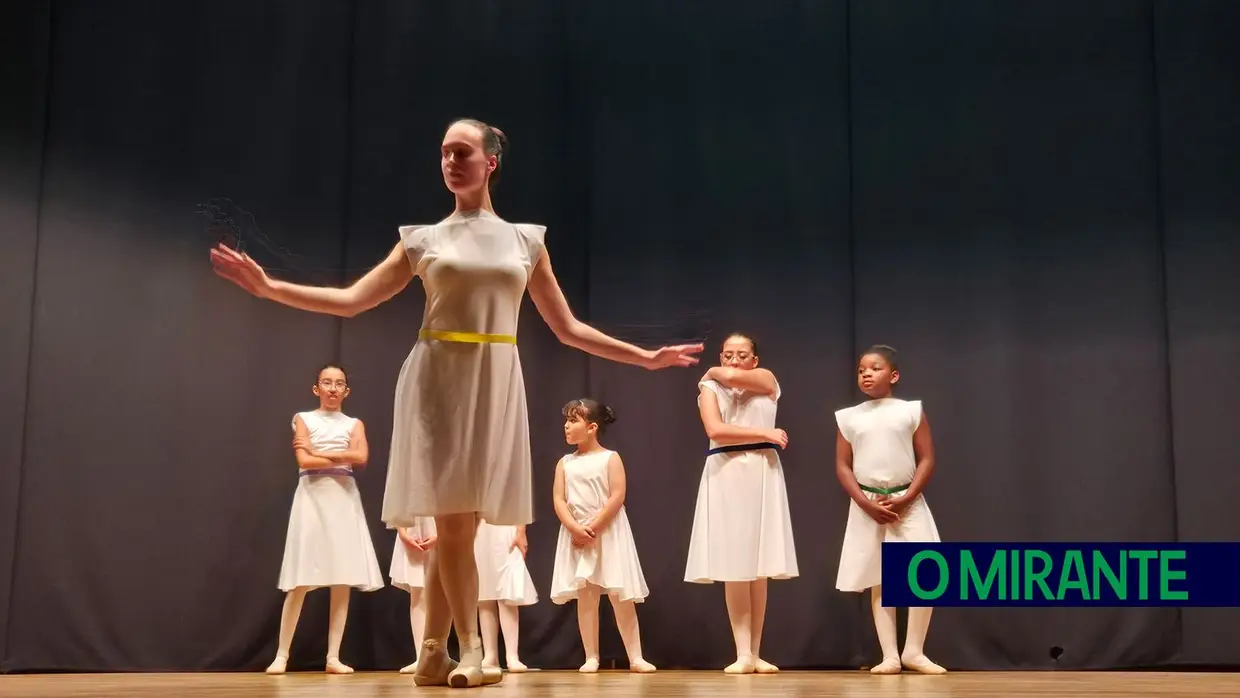 Espectáculo de ballet no palco do Centro Social e Paroquial de Azambuja