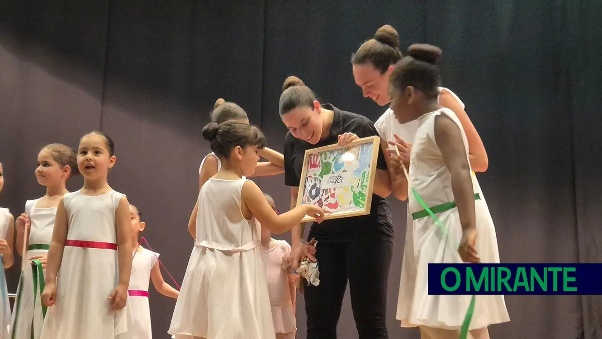 Espectáculo de ballet no palco do Centro Social e Paroquial de Azambuja