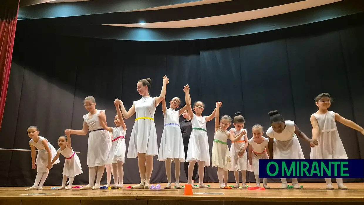 Espectáculo de ballet no palco do Centro Social e Paroquial de Azambuja