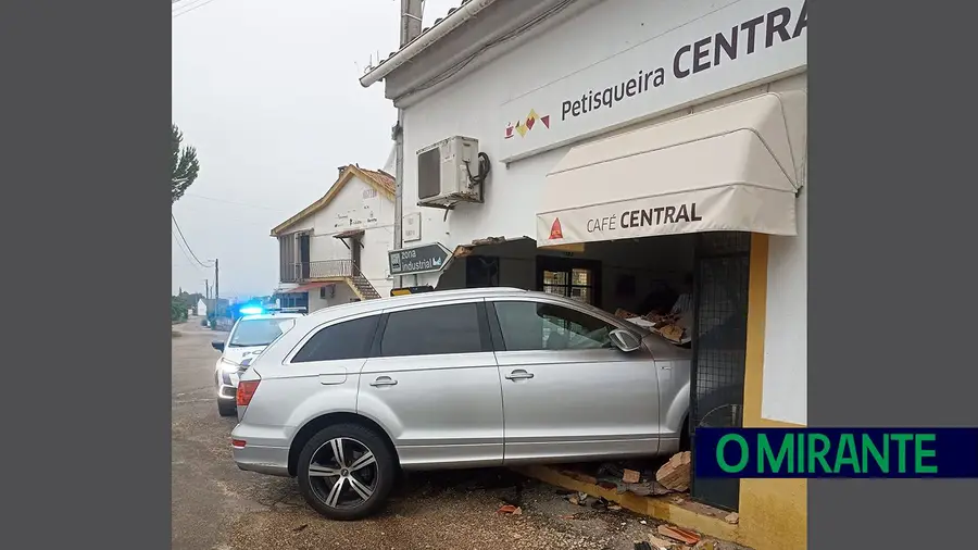 Carro despista-se e entra dentro de restaurante em Tomar Carro despista-se e entra dentro de restaurante em Tomar