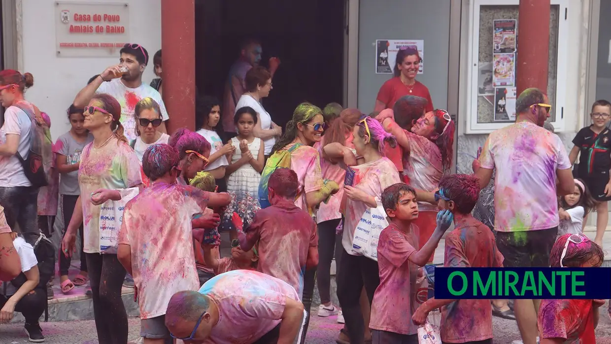 Cor e juventude nos festejos populares em Amiais de Baixo