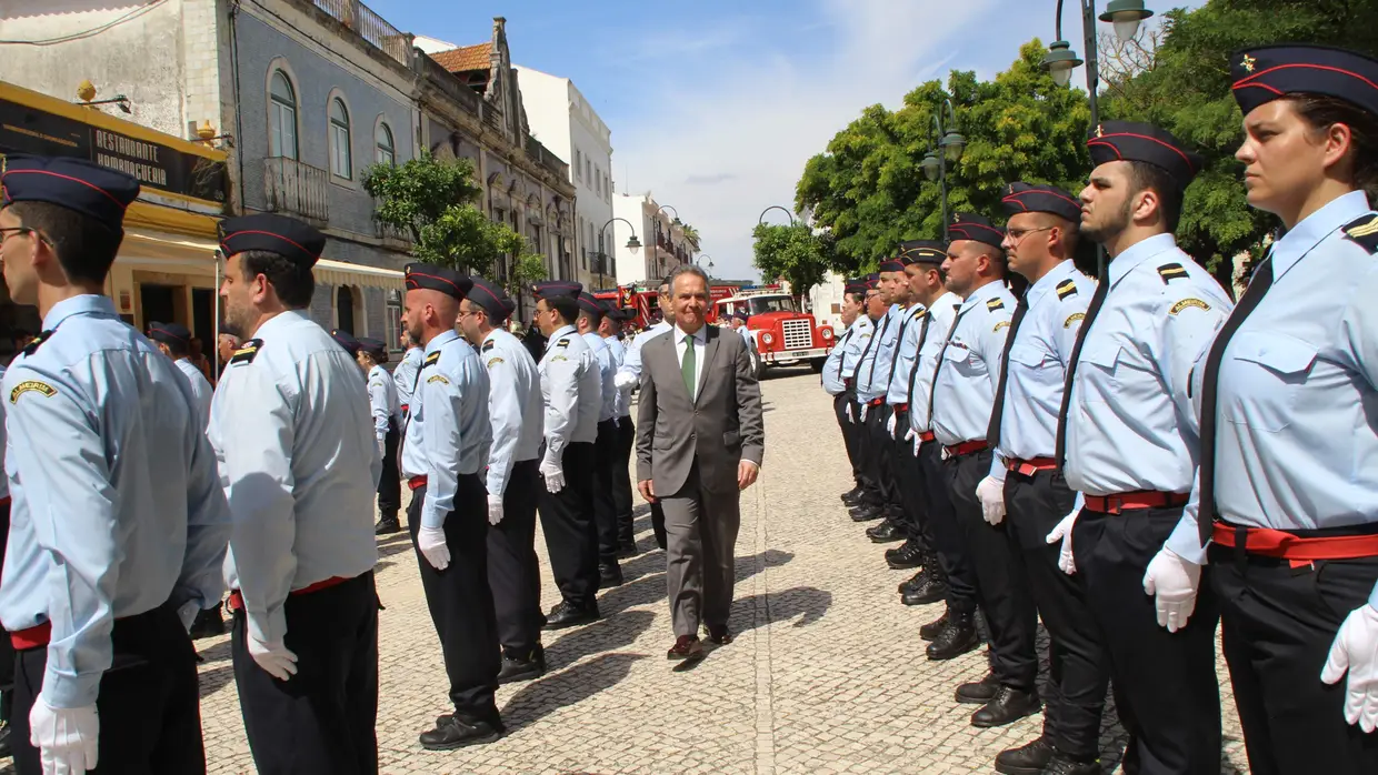 Primeiro carro dos Bombeiros de Almeirim recuperado nos 75 anos da corporação