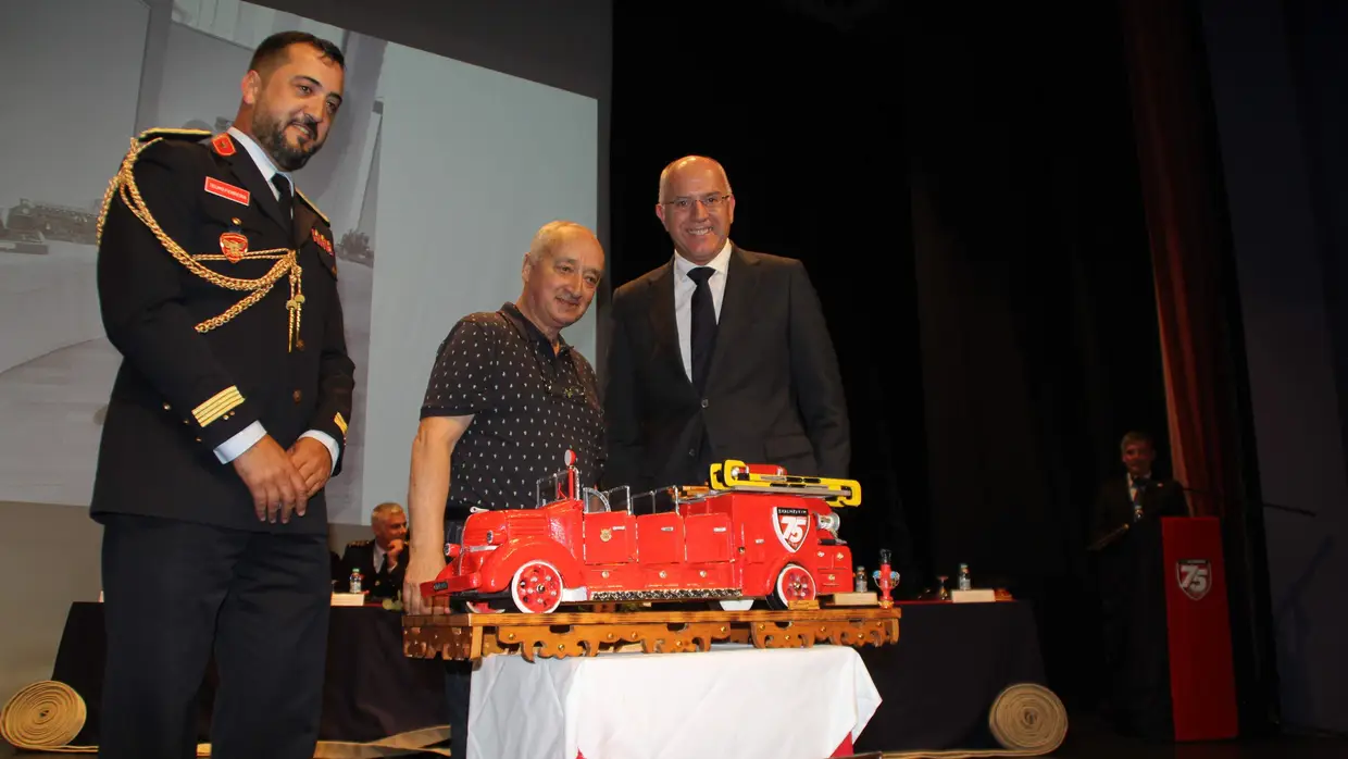 Primeiro carro dos Bombeiros de Almeirim recuperado nos 75 anos da corporação