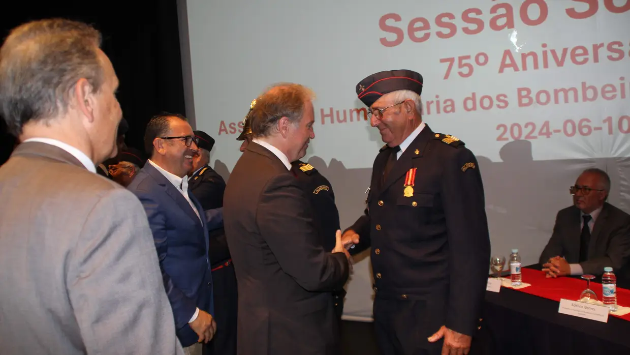 Primeiro carro dos Bombeiros de Almeirim recuperado nos 75 anos da corporação