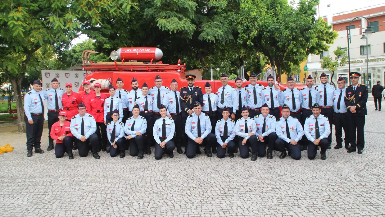 Primeiro carro dos Bombeiros de Almeirim recuperado nos 75 anos da corporação