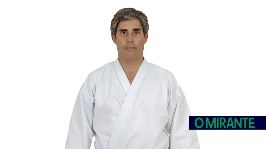 Um homem do karaté no combate autárquico