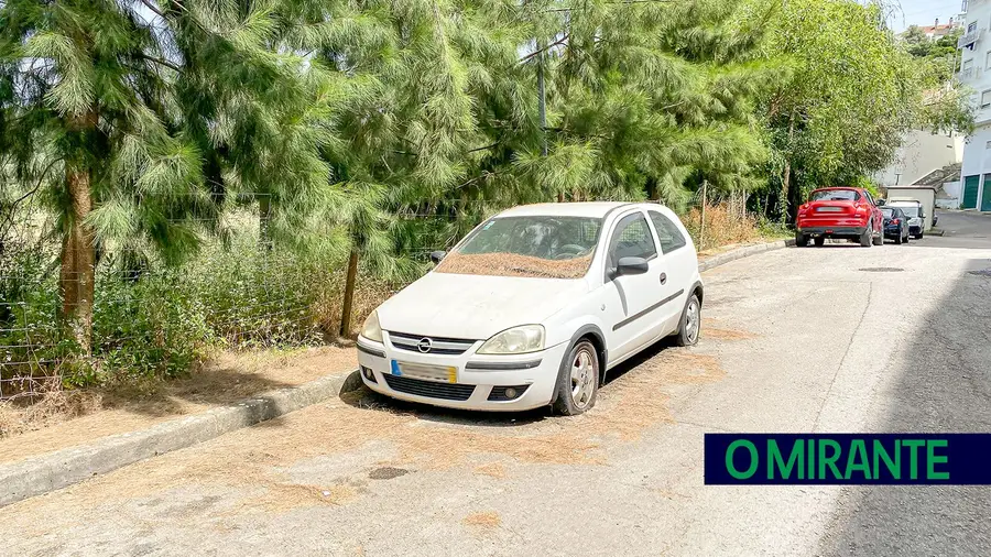 Carros abandonados em Santarém dão má imagem e potenciam o vandalismo